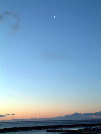 Maan boven de zee
