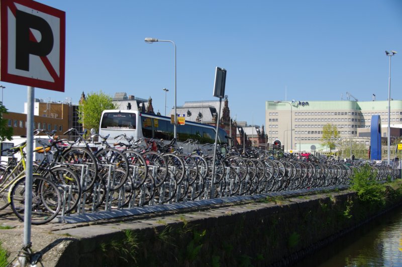 fietsen stallen bij het station in Groningen