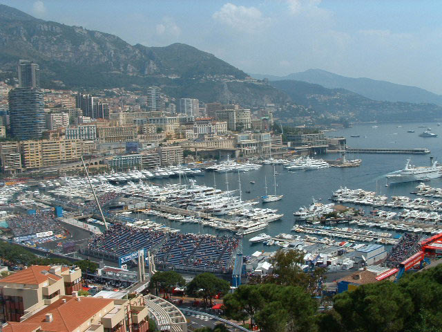 De tribunes langs het formulie 1 circuit in Monaco zijn gereed