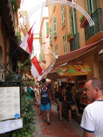Monaco met zijn gezellige straatjes en steegjes 