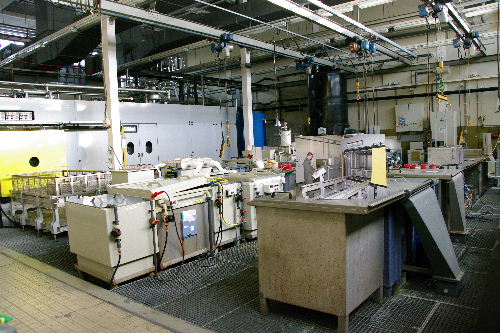 Verschillende soorten baden om vliegtuig onderdelen te strippen.