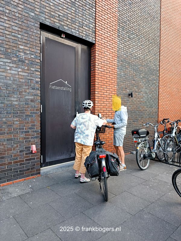 Fietsenstalling gaat op slot. Kun je met je hotel pasje openen.