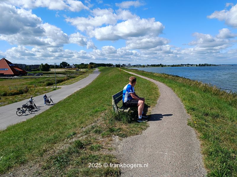 Boven aan de dijk, even genieten van het uitzicht over het Ijsselmeer.