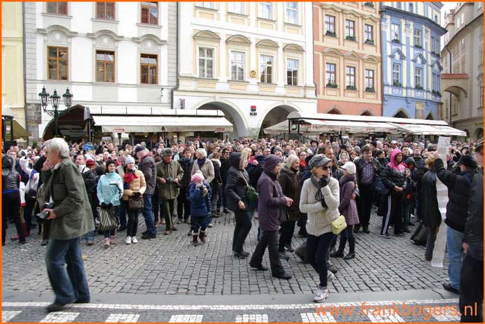 toeristen onder de astronomische klok praag