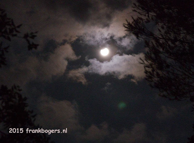 maansverduistering tussen de wolken