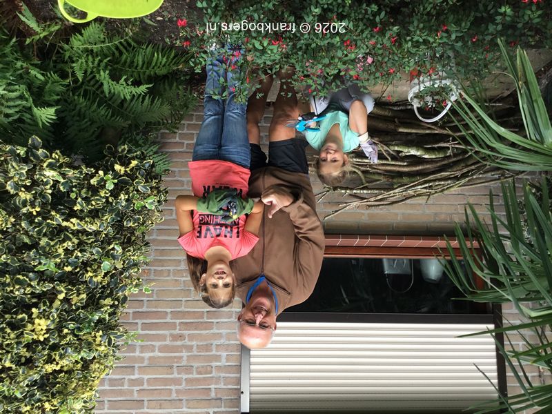 kleindochters kinderen en tuinieren bij opa