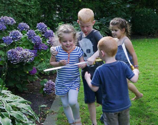 spelende kinderen tuin hortensia takken gesneuveld