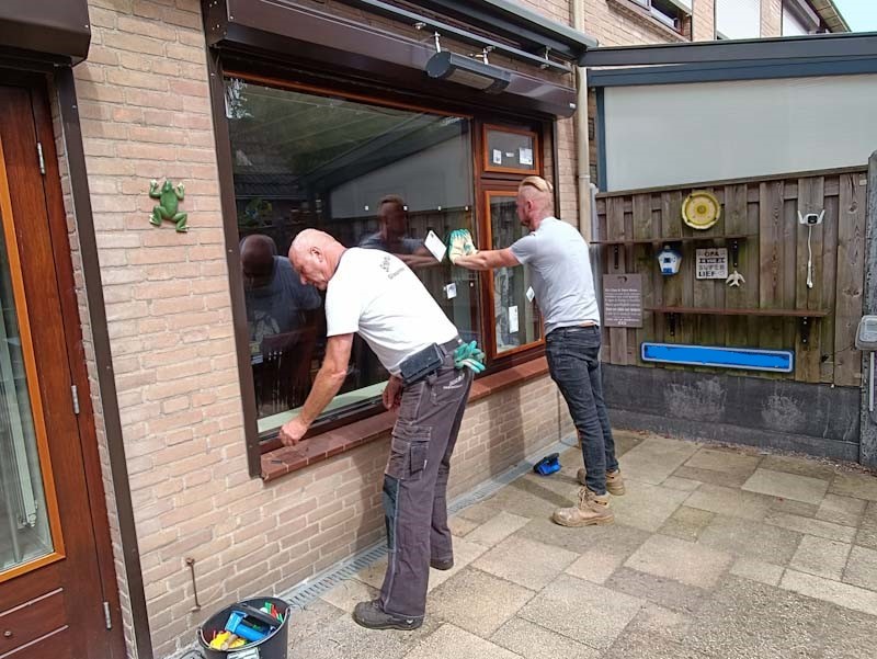 blokjes onder dubbel glas voor ventilatie