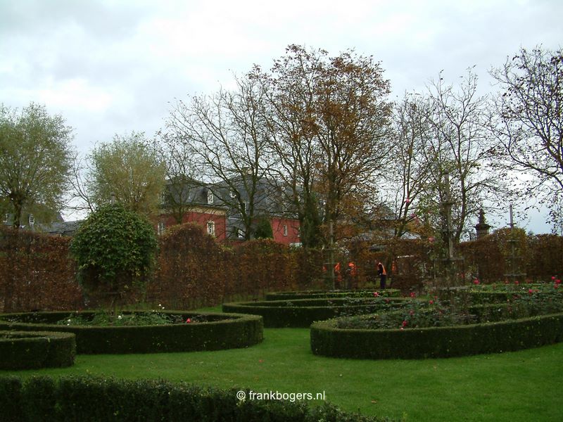 genieten van de geur van de rozen in de kasteeltuin