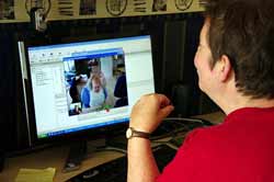 Oma Nellie aan het skypen met Lucas in Lausanne