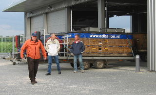 De installatie wordt naar buiten gereden