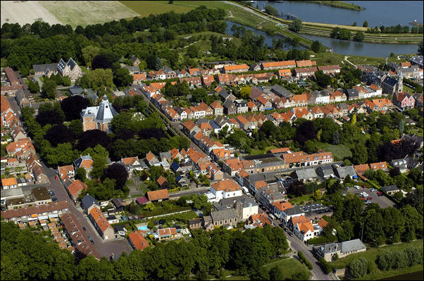 luchtfoto  boven Willemstad