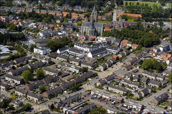 luchtfoto  boven Wouw