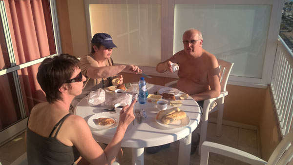 ontbijten op het balkon