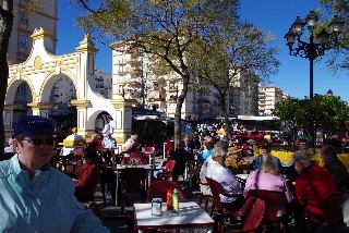 Koffie drinken op de markt