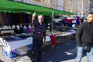 vriendelijke mensen die marktkooplui