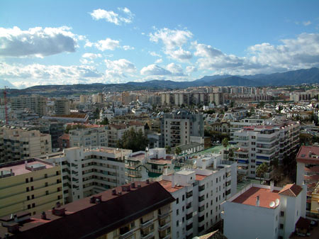 een kijkje over de stad Fuengirola vanaf Leonardo