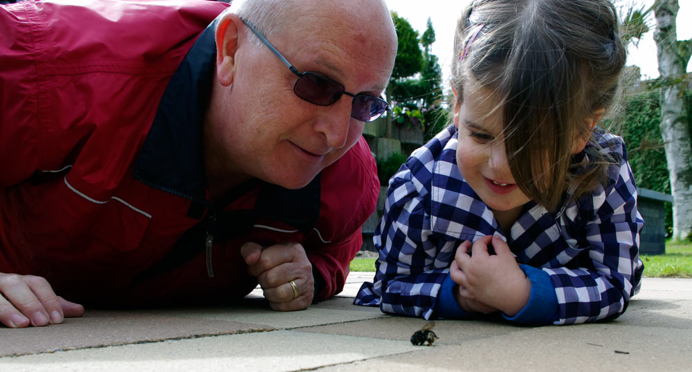 Anouk en Opa Frank met de hommel