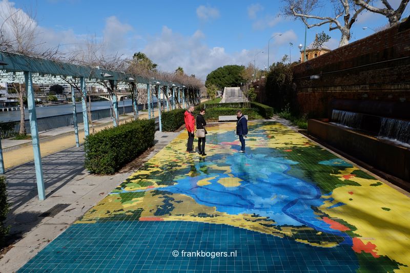 wandelen langs het kanaal in Sevilla naar het centrum
