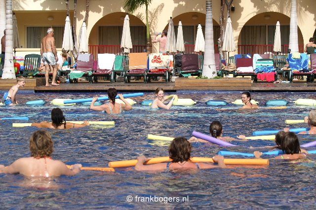 Zwemmen, animatie, aqua gym en voetbal maken het verblijf afwisselend en plezierig.